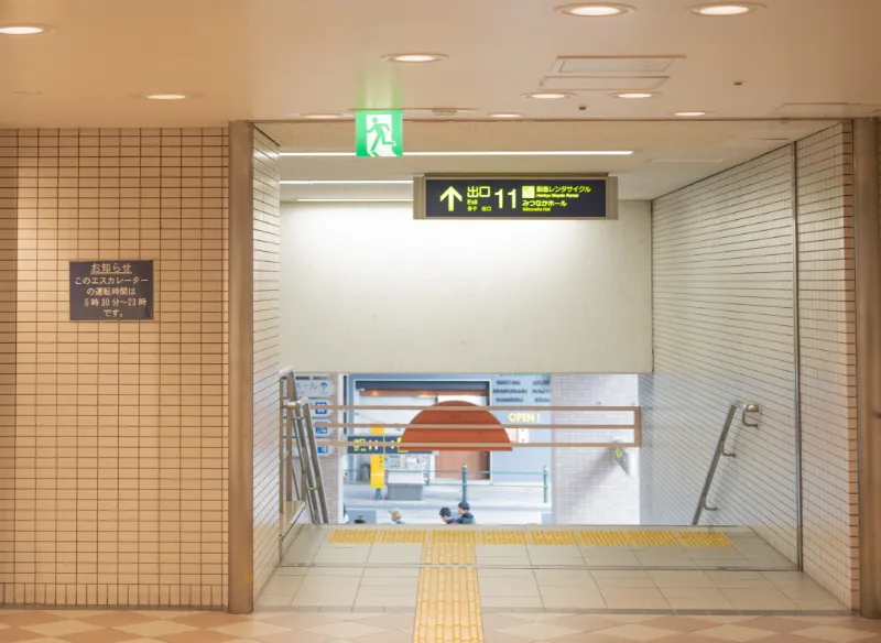 11番出口より駅の外に出てください。