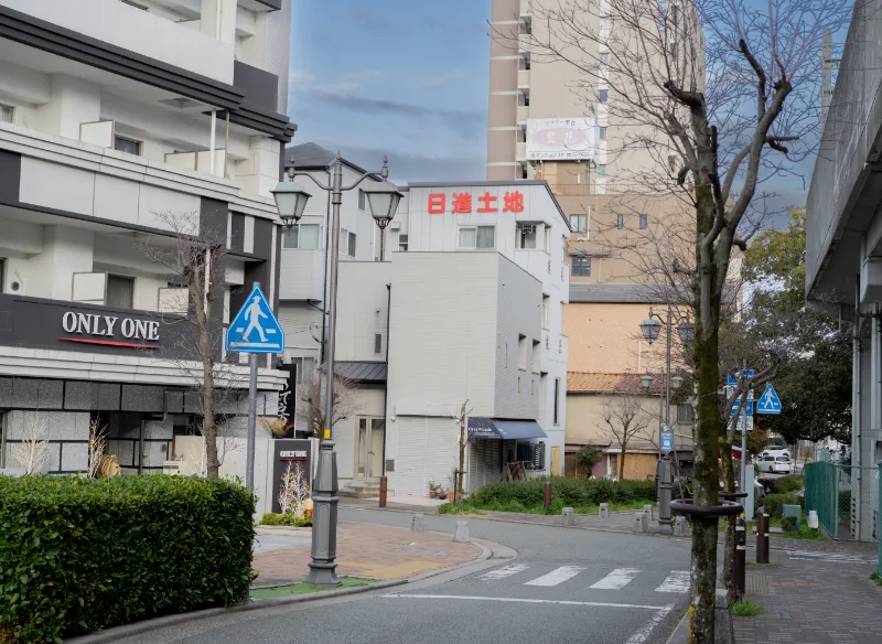 しばらく直進すると道路が二股に分かれますので、左方向へ進んでください。