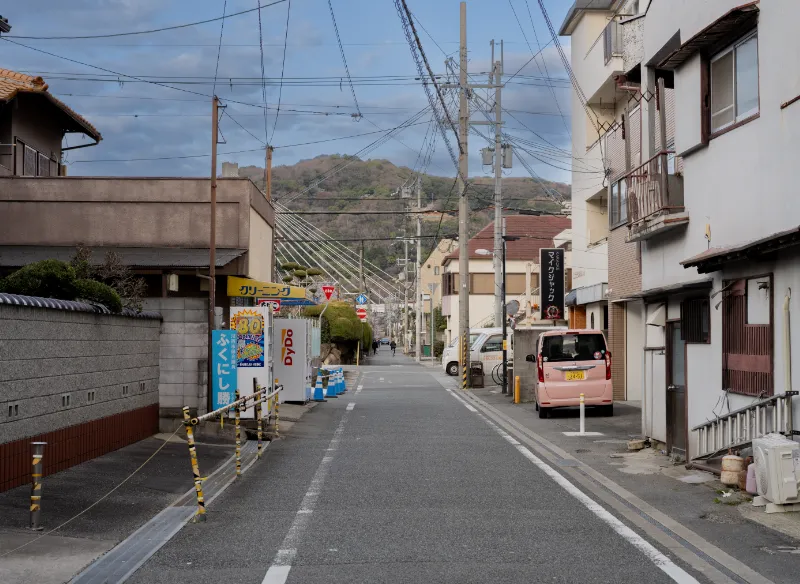 左方向へ進むと、そのまま直進してください。