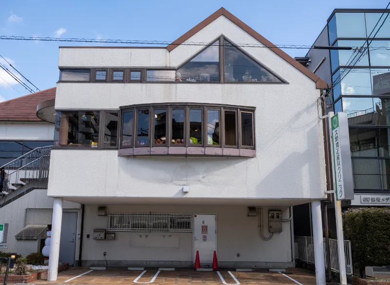 直進すると正面に当院「しゅういち矯正歯科クリニック」が見えてきます。
